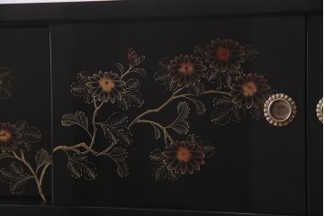 中古　伝統工芸品　松月作　漆塗り　四季折々の草花の蒔絵が美しい飾り棚(茶箪笥、茶棚)(R-038276)