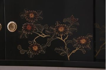 中古　伝統工芸品　松月作　漆塗り　四季折々の草花の蒔絵が美しい飾り棚(茶箪笥、茶棚)(R-038276)