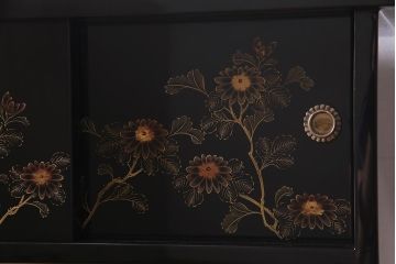 中古　伝統工芸品　松月作　漆塗り　四季折々の草花の蒔絵が美しい飾り棚(茶箪笥、茶棚)(R-038276)