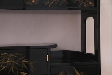 中古　伝統工芸品　松月作　漆塗り　四季折々の草花の蒔絵が美しい飾り棚(茶箪笥、茶棚)(R-038276)