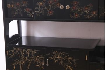 中古　伝統工芸品　松月作　漆塗り　四季折々の草花の蒔絵が美しい飾り棚(茶箪笥、茶棚)(R-038276)