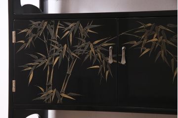 中古　伝統工芸品　松月作　漆塗り　四季折々の草花の蒔絵が美しい飾り棚(茶箪笥、茶棚)(R-038276)