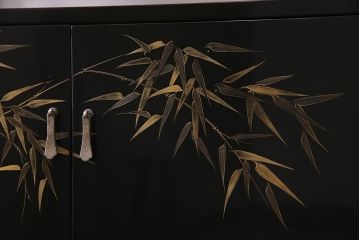 中古　伝統工芸品　松月作　漆塗り　四季折々の草花の蒔絵が美しい飾り棚(茶箪笥、茶棚)(R-038276)