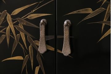 中古　伝統工芸品　松月作　漆塗り　四季折々の草花の蒔絵が美しい飾り棚(茶箪笥、茶棚)(R-038276)