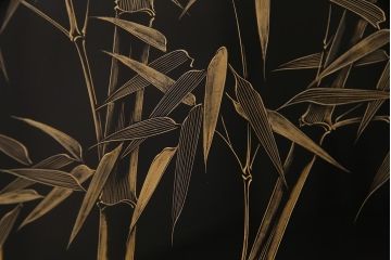 中古　伝統工芸品　松月作　漆塗り　四季折々の草花の蒔絵が美しい飾り棚(茶箪笥、茶棚)(R-038276)