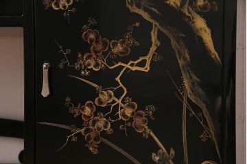 中古　伝統工芸品　松月作　漆塗り　四季折々の草花の蒔絵が美しい飾り棚(茶箪笥、茶棚)(R-038276)