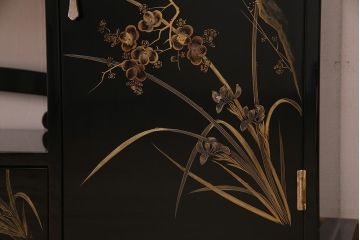 中古　伝統工芸品　松月作　漆塗り　四季折々の草花の蒔絵が美しい飾り棚(茶箪笥、茶棚)(R-038276)