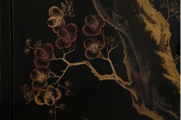 中古　伝統工芸品　松月作　漆塗り　四季折々の草花の蒔絵が美しい飾り棚(茶箪笥、茶棚)(R-038276)