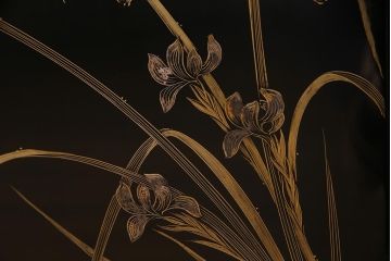 中古　伝統工芸品　松月作　漆塗り　四季折々の草花の蒔絵が美しい飾り棚(茶箪笥、茶棚)(R-038276)