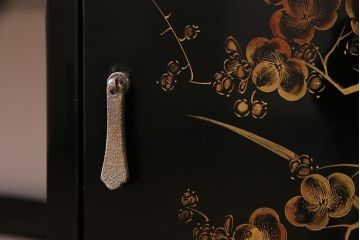 中古　伝統工芸品　松月作　漆塗り　四季折々の草花の蒔絵が美しい飾り棚(茶箪笥、茶棚)(R-038276)