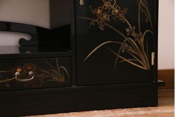 中古　伝統工芸品　松月作　漆塗り　四季折々の草花の蒔絵が美しい飾り棚(茶箪笥、茶棚)(R-038276)