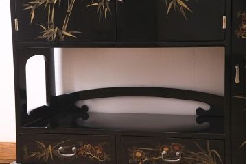 中古　伝統工芸品　松月作　漆塗り　四季折々の草花の蒔絵が美しい飾り棚(茶箪笥、茶棚)(R-038276)