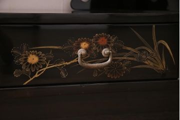 中古　伝統工芸品　松月作　漆塗り　四季折々の草花の蒔絵が美しい飾り棚(茶箪笥、茶棚)(R-038276)
