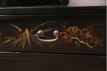 中古　伝統工芸品　松月作　漆塗り　四季折々の草花の蒔絵が美しい飾り棚(茶箪笥、茶棚)(R-038276)