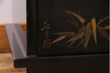 中古　伝統工芸品　松月作　漆塗り　四季折々の草花の蒔絵が美しい飾り棚(茶箪笥、茶棚)(R-038276)