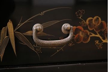 中古　伝統工芸品　松月作　漆塗り　四季折々の草花の蒔絵が美しい飾り棚(茶箪笥、茶棚)(R-038276)
