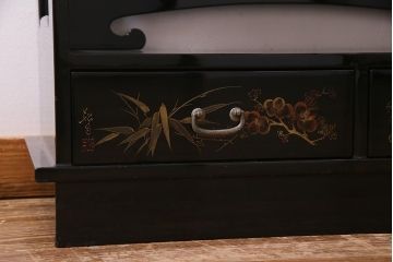 中古　伝統工芸品　松月作　漆塗り　四季折々の草花の蒔絵が美しい飾り棚(茶箪笥、茶棚)(R-038276)