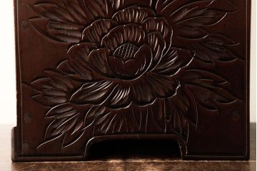 中古　伝統工芸　日光彫り　ダイナミックな花の装飾が目を引く小引き出し(小物収納)(R-038284)