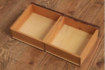 中古　伝統工芸　日光彫り　ダイナミックな花の装飾が目を引く小引き出し(小物収納)(R-038284)