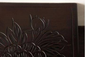 中古　伝統工芸　日光彫り　ダイナミックな花の装飾が目を引く小引き出し(小物収納)(R-038284)