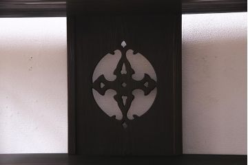 ビンテージ家具　民芸家具　高級杉材　品のある佇まいが魅力的な茶棚(飾り棚、戸棚、ヴィンテージ)(R-038289)