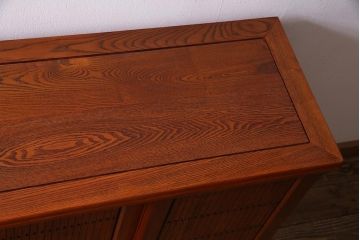 新古品　民芸家具　楡(ニレ)材総無垢　凛とした佇まいが趣ある水屋箪笥サイドボード(収納棚、下駄箱)(R-038290)