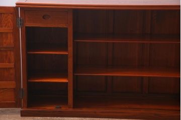 新古品　民芸家具　楡(ニレ)材総無垢　凛とした佇まいが趣ある水屋箪笥サイドボード(収納棚、下駄箱)(R-038290)