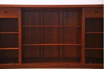 新古品　民芸家具　楡(ニレ)材総無垢　凛とした佇まいが趣ある水屋箪笥サイドボード(収納棚、下駄箱)(R-038290)