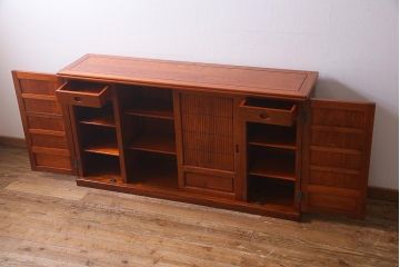 新古品　民芸家具　楡(ニレ)材総無垢　凛とした佇まいが趣ある水屋箪笥サイドボード(収納棚、下駄箱)(R-038290)