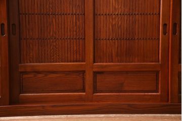 新古品　民芸家具　楡(ニレ)材総無垢　凛とした佇まいが趣ある水屋箪笥サイドボード(収納棚、下駄箱)(R-038290)