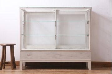 アンティーク家具　ペイント家具　脚付リメイク　空間を明るく彩るガラスケース(陳列棚、ショーケース、飾り棚)(R-038292)