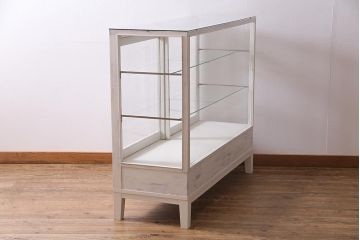アンティーク家具　ペイント家具　脚付リメイク　空間を明るく彩るガラスケース(陳列棚、ショーケース、飾り棚)(R-038292)