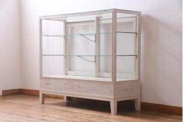 アンティーク家具　ペイント家具　脚付リメイク　空間を明るく彩るガラスケース(陳列棚、ショーケース、飾り棚)(R-038292)