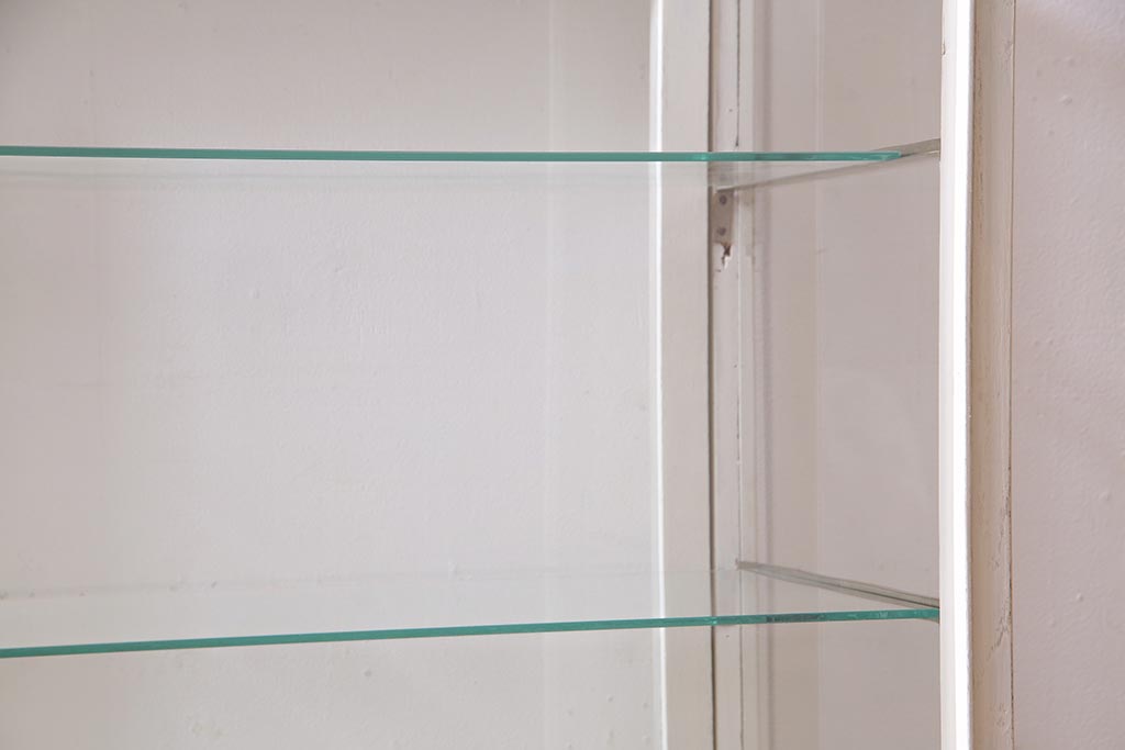 アンティーク家具　ペイント家具　脚付リメイク　空間を明るく彩るガラスケース(陳列棚、ショーケース、飾り棚)(R-038292)