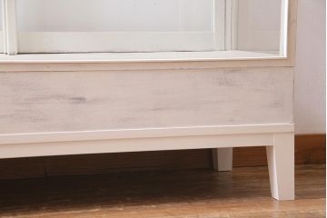 アンティーク家具　ペイント家具　脚付リメイク　空間を明るく彩るガラスケース(陳列棚、ショーケース、飾り棚)(R-038292)