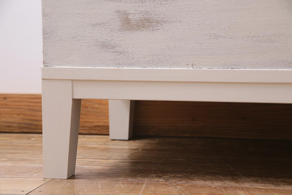 アンティーク家具　ペイント家具　脚付リメイク　空間を明るく彩るガラスケース(陳列棚、ショーケース、飾り棚)(R-038292)