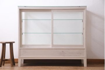 アンティーク家具　ペイント家具　脚付リメイク　空間を明るく彩るガラスケース(陳列棚、ショーケース、飾り棚)(R-038292)