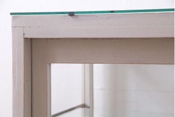 アンティーク家具　ペイント家具　脚付リメイク　空間を明るく彩るガラスケース(陳列棚、ショーケース、飾り棚)(R-038292)