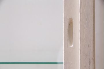 アンティーク家具　ペイント家具　脚付リメイク　空間を明るく彩るガラスケース(陳列棚、ショーケース、飾り棚)(R-038292)