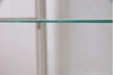 アンティーク家具　ペイント家具　脚付リメイク　空間を明るく彩るガラスケース(陳列棚、ショーケース、飾り棚)(R-038292)