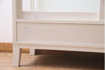 アンティーク家具　ペイント家具　脚付リメイク　空間を明るく彩るガラスケース(陳列棚、ショーケース、飾り棚)(R-038292)