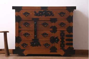 新古品　民芸家具　楡(ニレ)材総無垢　重厚な金具が目を引く車箪笥(帳場箪笥、チェスト)(R-038294)