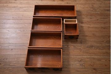 新古品　民芸家具　楡(ニレ)材総無垢　重厚な金具が目を引く車箪笥(帳場箪笥、チェスト)(R-038294)