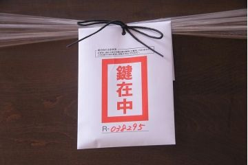 アンティーク家具　イギリスアンティーク　マホガニー材　細やかな象嵌細工の装飾が目を引くキャビネット(飾り棚、収納棚、ガラスケース)(R-038295)