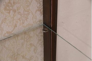 アンティーク家具　イギリスアンティーク　マホガニー材　細やかな象嵌細工の装飾が目を引くキャビネット(飾り棚、収納棚、ガラスケース)(R-038295)