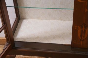 アンティーク家具　イギリスアンティーク　マホガニー材　細やかな象嵌細工の装飾が目を引くキャビネット(飾り棚、収納棚、ガラスケース)(R-038295)