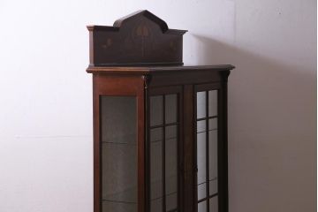 アンティーク家具　イギリスアンティーク　マホガニー材　細やかな象嵌細工の装飾が目を引くキャビネット(飾り棚、収納棚、ガラスケース)(R-038295)