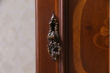 アンティーク家具　イギリスアンティーク　マホガニー材　細やかな象嵌細工の装飾が目を引くキャビネット(飾り棚、収納棚、ガラスケース)(R-038295)