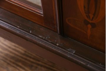 アンティーク家具　イギリスアンティーク　マホガニー材　細やかな象嵌細工の装飾が目を引くキャビネット(飾り棚、収納棚、ガラスケース)(R-038295)