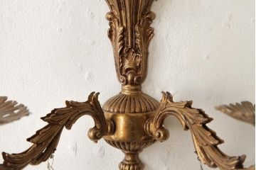 ヴィンテージ照明　フランスビンテージ　真鍮製　凝った装飾が優美な印象を与える2灯タイプのウォールランプ(壁付けシャンデリア、壁掛け照明)(R-038300)